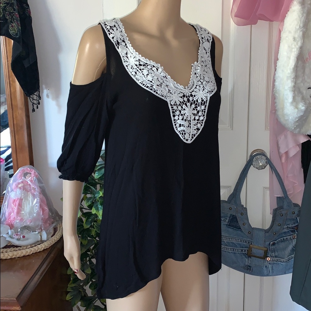 Y2K Black & white cold shoulder asymmetrical crochet lace tunic top S